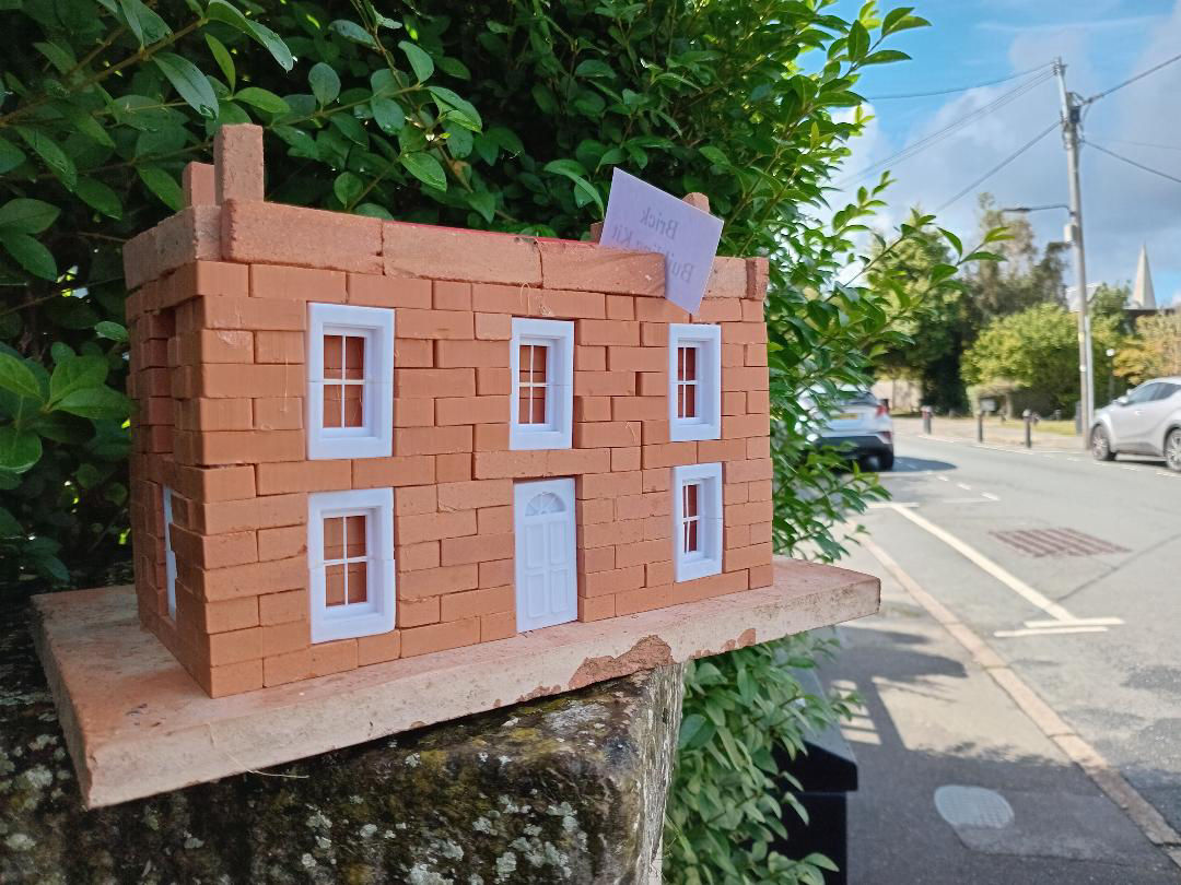 'Large Georgian' house building kit with mini bricks & plastic windows and roof