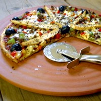 Pizza Baker 34 Cm diameter. ideal for putting a pizza on and into the oven. Makes your Oven into a Pizza oven!